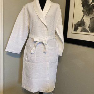 Lightweight pique textured bathrobe